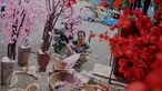 Pengrajin Pohon Hias Imlek menyelesaikan pekerjaannya di kawasan Glodok, Jakarta, Kamis (21/1/2016). Pembeli dapat memesan sesuai keinginan dengan kisaran harga 50.000 - 3.500.000 rupiah. (Liputan6.com/Gempur M Surya)