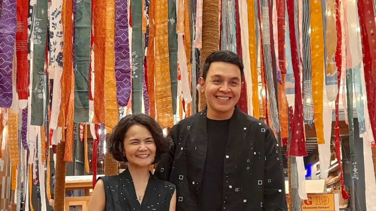 Kolaborasi Pertama Tulus x Sejauh Mata Memandang di Atas Kain Hitam dan Biru Tua, Hadir di Pasar Kita