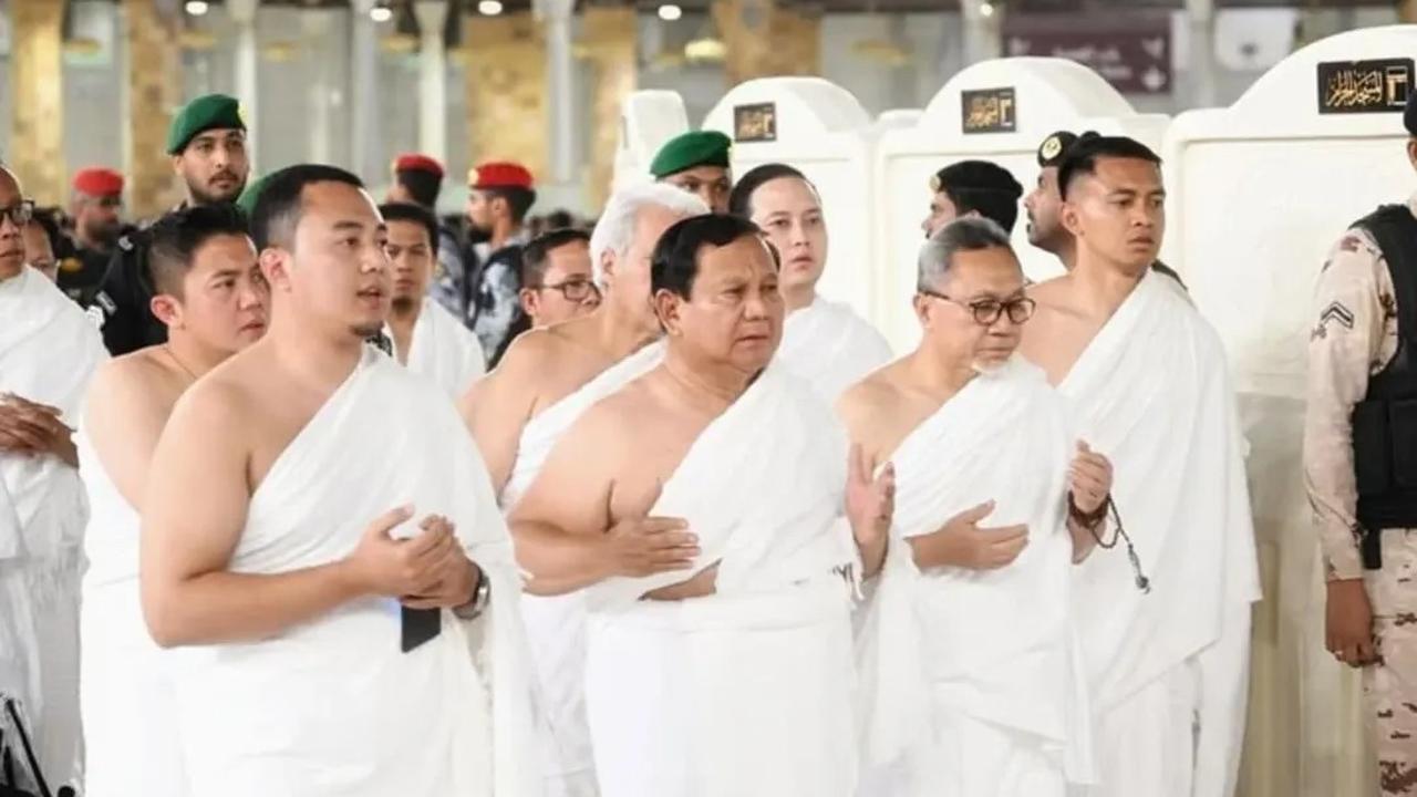 Potret Presiden Prabowo Khusyuk Umrah Malam-Malam