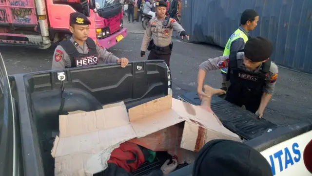 Petugas mengevakuasi korban meningal dunia dalam kecelakaan tunggal di jalur tengkorak, Wonosobo. (Foto: Liputan6.com/Polres Wonosobo/Muhamad Ridlo)