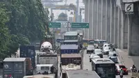 Kemacetan arus kendaraan saat melintas di Jalan Yos Sudarso arah Pelabuhan Tanjung Priok, Jakarta, Kamis (12/7). Kemacetan disebabkan mahalnya tarif tol pelabuhan yang mencapai Rp 45 ribu sehingga sopir memilih jalan bawah. (Merdeka.com/Iqbal S. Nugroho)