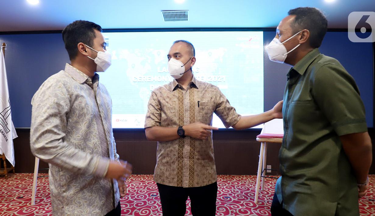 Ketua Umum HIPMI Jaya Sona Maesana, Ketua Bidang Perdagangan, Perindustrian dan ESDM BPP HIPMI Rama Datau dan Ketua Panitia Launching HIPMI TEI 2021 Rangga Derana Niode berbincang pada pembukaan Trade Expo Indonesia (TEI) Digital Edition ke-36 di Jakarta, Selasa (20/10/2021). (Liputan6.com/HO/HIPMI)