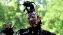 Seorang pria mengenakan pakaian hitam saat mengikuti Victorian Picnic selama festival Wave Gotik Treffen (WGT) di Leipzig, Jerman (6/2). WGT adalah festival gotik terbesar di dunia yang digelar setiap tahun. (AFP Photo/Tobias Schwarz)