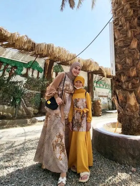 Kala Umrah, Ayu dan Bilqis kompak pakai hijab dan gamis motif senada. @ayutingting92.