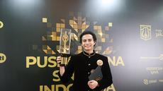 Omara Esteghlal berfoto bersama Piala Citra FFI pada malam penganugerahan di Taman Ismail Marzuki (TIM) Jakarta pada Kamis (20/11/2025) malam. Omara Esteghlal menyabet penghargaan bergengsi ini berkat akting memukaunya dalam film Pengepungan di Bukit Duri. (Kapanlagi.com/Budy Santoso)