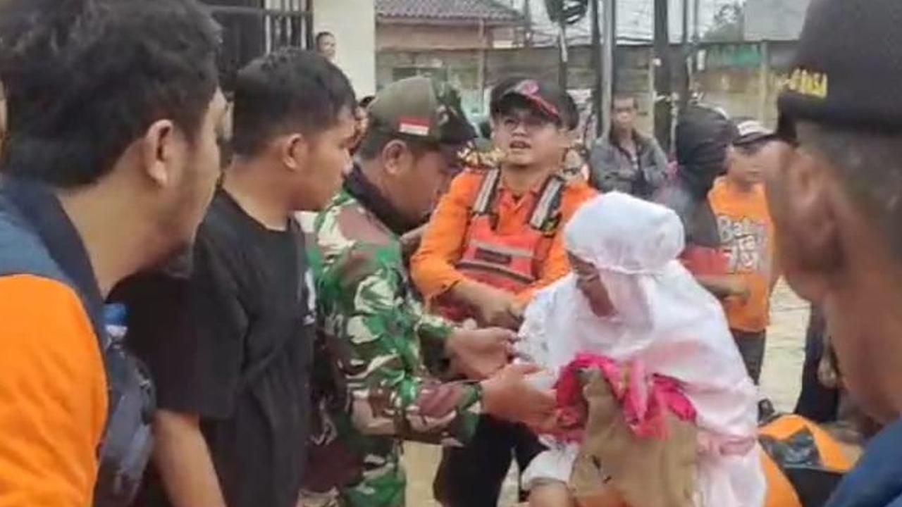 Momen Kompak TNI dan Polisi Evakuasi Warga Korban Banjir Bekasi, Ada yang Memapah Lansia dan&nbsp;Gendong&nbsp;Balita
