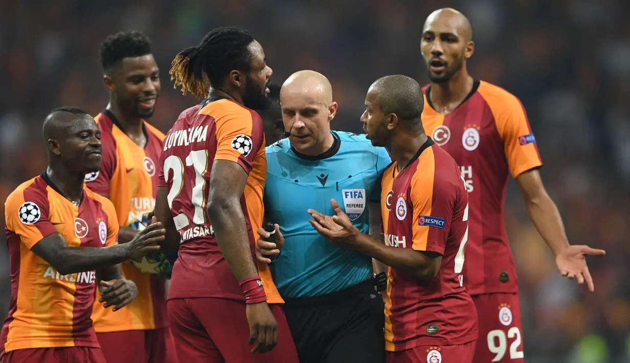 Sejumlah pemain Galatasaray memprotes keputusan Wasit Szymon Marciniak pada laga fase grup Liga Champions 2019/2018 antara Galatasaray melawan Paris Saint-Germain di Ali Sami Yen Spor Kompleksi, Istanbul, 1 Oktober 2018. (AFP/Bulent Kilic)