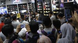 Pemain Timnas Indonesia, Irfan Bachdim dan Evan Dimas saat menghadiri Launching toko Fisik Football di AEON Mall, Jakarta, Sabtu (30/9/2017). Fisik Football menjual berbagai macam perlengkapan sepak bola. (Bola.com/M Iqbal Ichsan)