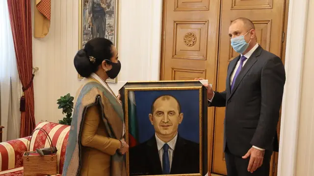 Mantan Duta Besar (Dubes) RI untuk Bulgaria, Albania, Macedonia Sri Astari Rasjid diberi penghargaan oleh Madara Horseman-1st Degree dari Presiden Bulgaria, Rumen Radev. (Dok: Kemlu RI)