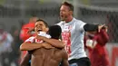 Pemain Peru berpelukan merayakan kemenangan usai pertandingan melawan Selandia Baru pada leg kedua play-off interkontinental Piala Dunia 2018 di Estadio Nacional, Lima, (15/11). Peru menang atas Selandia dengan skor 2-0. (AFP Photo/Luka Gonzales)