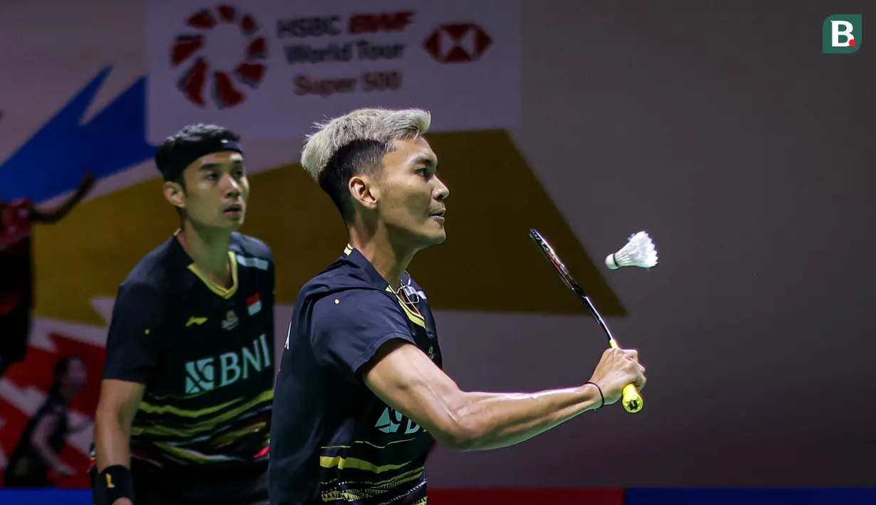 <p>Ganda putra Indonesia, Muhammad Shohibul Fikri/Bagas Maulana mengembalikan bola ke arah lawannya, pasangan China, Chen Bo Yang/Liu Yi pada laga babak 32 besar Daihatsu Indonesia Masters 2024 di Istora Senayan, Jakarta, Selasa (23/1/2024). Muhammad Shohibul Fikri/Bagas Maulana menang rubber game 21-16, 17-21 dan 21-17. (Bola.com/Bagaskara Lazuardi)</p>