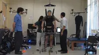 Menggunakan sistem kontrol otak dan dibantu alat yang menopang tubuh, pria yang lumpuh lima tahun bisa berjalan. (Foto: Live Science)