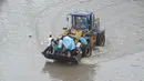 Sejumlah warga berada di ekskavator saat banjir melanda Taiyuan, Provinsi Shanxi, China, (20/7). Curah hujan terberat yang mengguyur China selama beberapa hari terakhir telah mengakibatkan banjir merendam sejumlah daerah. (REUTERS/Stringer)