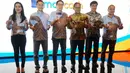 Presdir Astra International Tbk, Prijono Sugiarto (ketiga kiri), Kepala Departemen Industri Keuangan Non Bank OJK, Bambang W Budiawan (ketiga kanan) saat pembentukan perusahaan fintech,PT Astra WDA di Jakarta, Rabu (5/9). (Liputan6.com/HO/Eko)