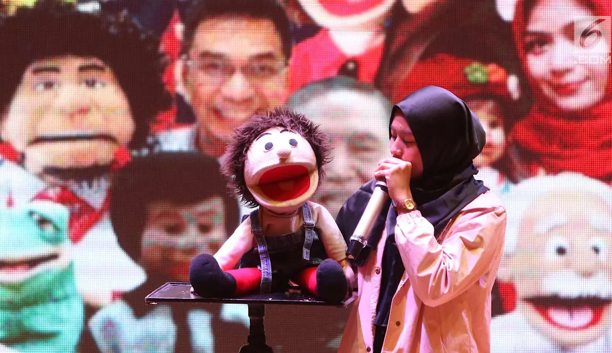 Aksi seniman ventriloquist atau seni berbicara tanpa menggerakkan bibir dalam pertunjukan Ventriloquist Indonesia di Perpustakaan Nasional, Jakarta, Rabu (4/7). (Liputan6.com/Immanuel Antonius)