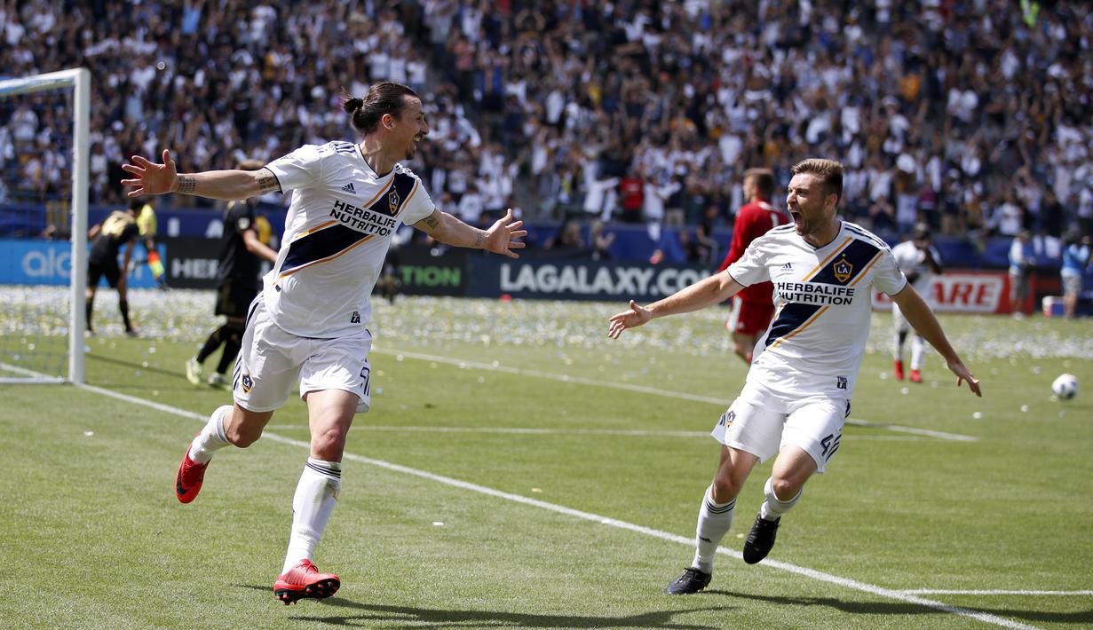 Pemain Los Angeles Galaxy, Zlatan Ibrahimovic merayakan golnya ke gawang Los Angeles FC pada laga Major League Socccer di StubHub Center,  California, (31/3/2018). LA Galaxy menang 4-3. (AP/Jae C. Hong)