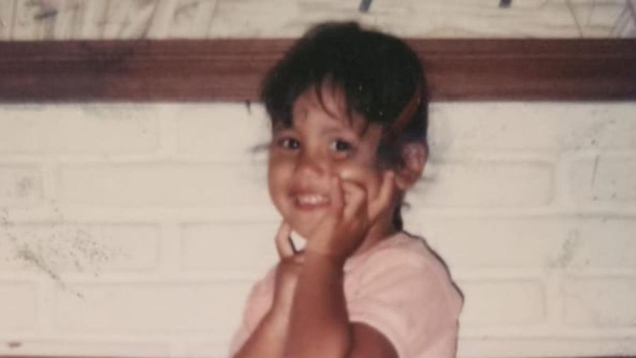 Senyum manis Pevita Pearce kecil dengan wajah ceria dan kaos pink terlihat menggemaskan. Siapa sangka, kelak ia akan menjadi bintang besar di Indonesia.<br>