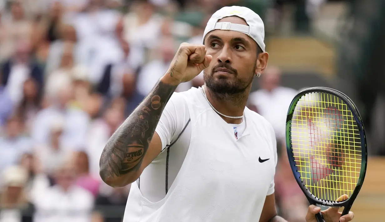 Dengan mundurnya Rafael Nadal, Nick Kyrgios pun dipastikan melaju ke partai final tanpa harus bertanding dan menjadi petenis tunggal putra Australia pertama yang bermain di final Wimbledon sejak capaian Mark Philippoussis pada tahun 2003. (AP/Alberto Pezzali)