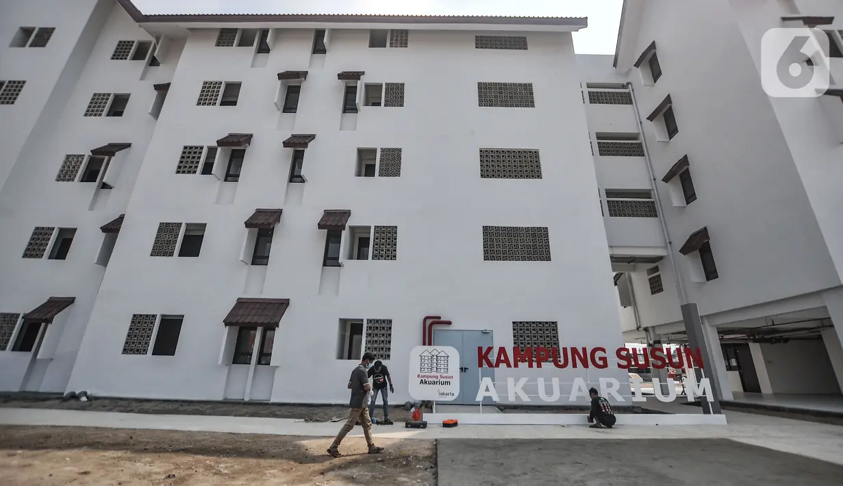 Pekerja saat memasang papan nama Kampung Susun Akuarium, Jakarta, Selasa (17/8/2021). Para warga Kampung Akuarium nantinya akan secara bertahap menghuni unit mulai bulan ini. (merdeka.com/Iqbal S. Nugroho)