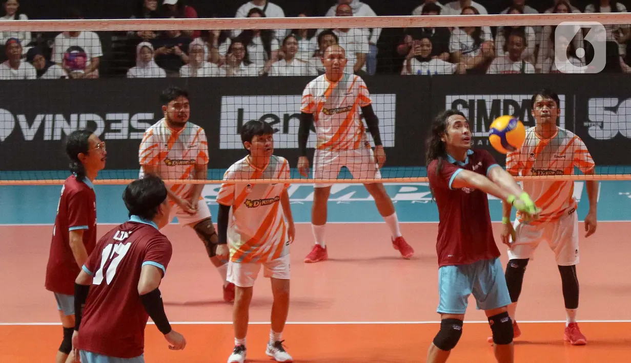 The Musicians yang dipimpin oleh Ariel Noah berhasil memenangi set pertama dengan skor 25-18. (Liputan6.com/Herman Zakharia)