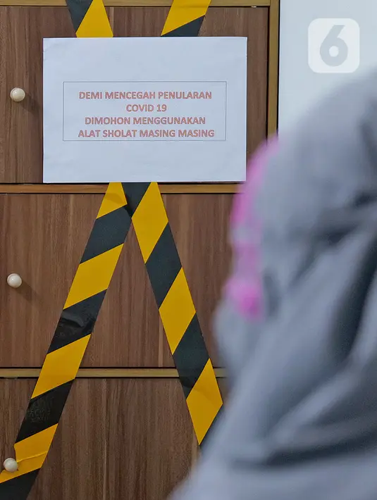 Pemberitahuan penggunaan alat salat pribadi di mushala Suntory Garuda, Jakarta, Senin (8/8/2020). Suntory Garuda menerapkan protokol kesehatan, seperti kapasitas karyawan hanya dibolehkan 50 persen, meniadakan absensi sidik jari dan menggunakan alat makan pribadi. (Liputan6.com/Herman Zakharia)