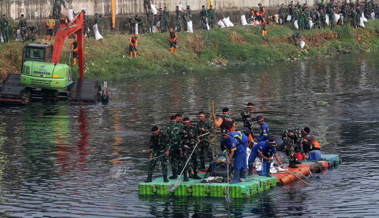 Ratusan personel gabungan TNI/ POLRI dan petugas penanganan prasarana dan sarana umum (PPSU) mengangkat sampah liar di Kanal Banjir Barat kawasan RPTRA Kalijodoh Jakarta, Sabtu , 15 Agustus 2026. (KLY/ Arie Basuki).