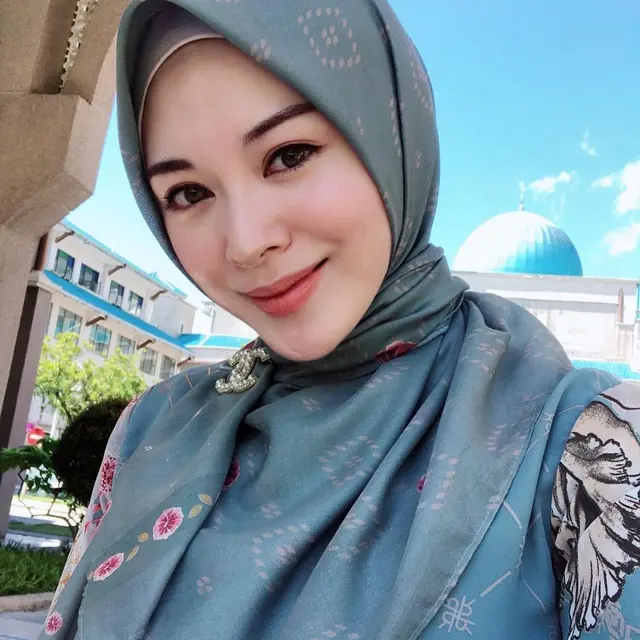 6 Potret Gaya Hijab Ayana Moon, Mulai dari Syari hingga Jilbab Sporty