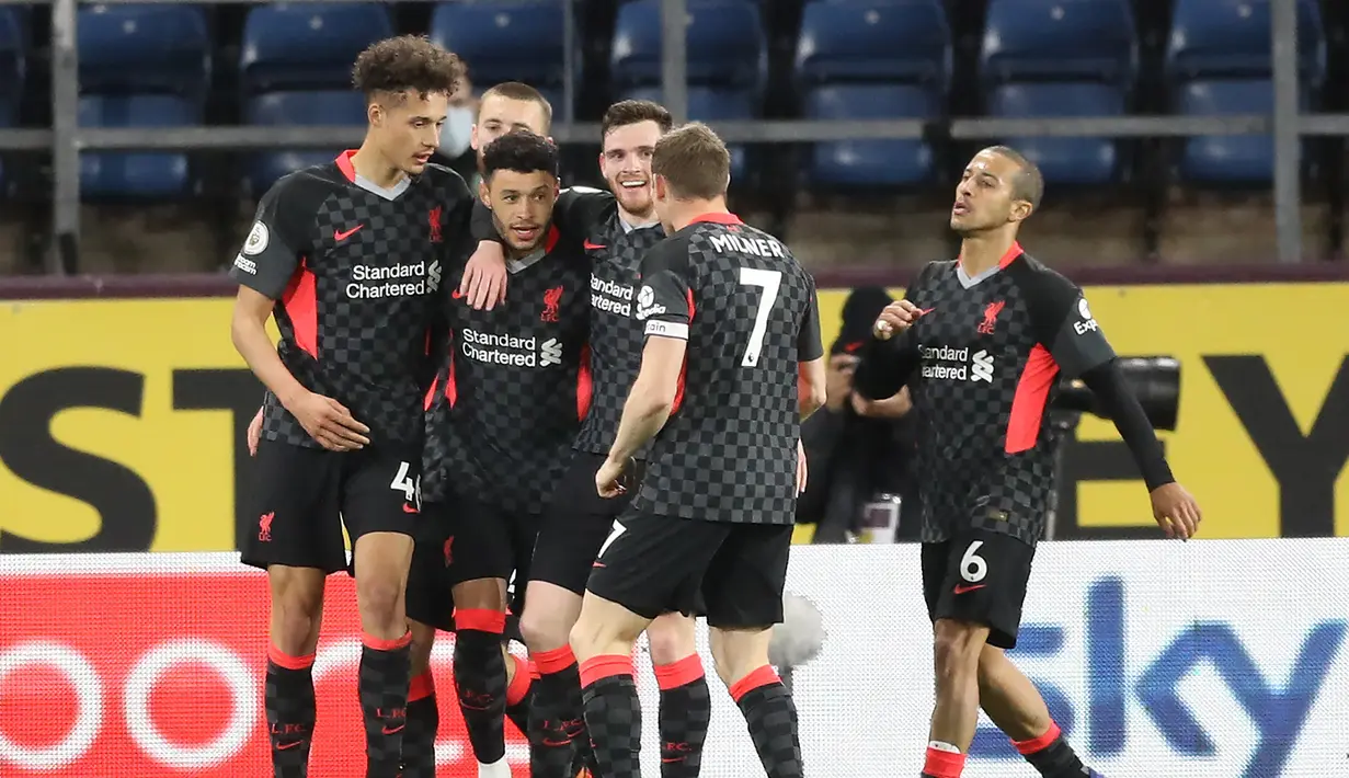 Para pemain Liverpool merayakan gol ketiga ke gawang Burnley yang dicetak gelandang Alex Oxlade-Chamberlain (tengah) dalam laga lanjutan Liga Inggris 2020/2021 pekan ke-37 di Turf Moor, Burnley, Rabu (19/5/2021). Liverpool menang 3-0 atas Burnley. (AFP/Martin Rickett/Pool)