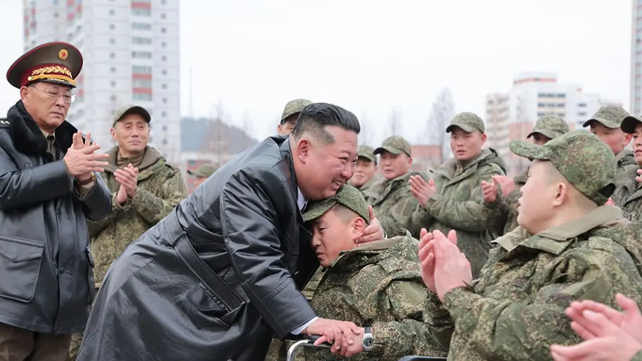 Kim Jong-un menyambut para prajurit Korea Utara yang kembali dari wilayah Kursk, Rusia, dalam sebuah upacara di Pyongyang.