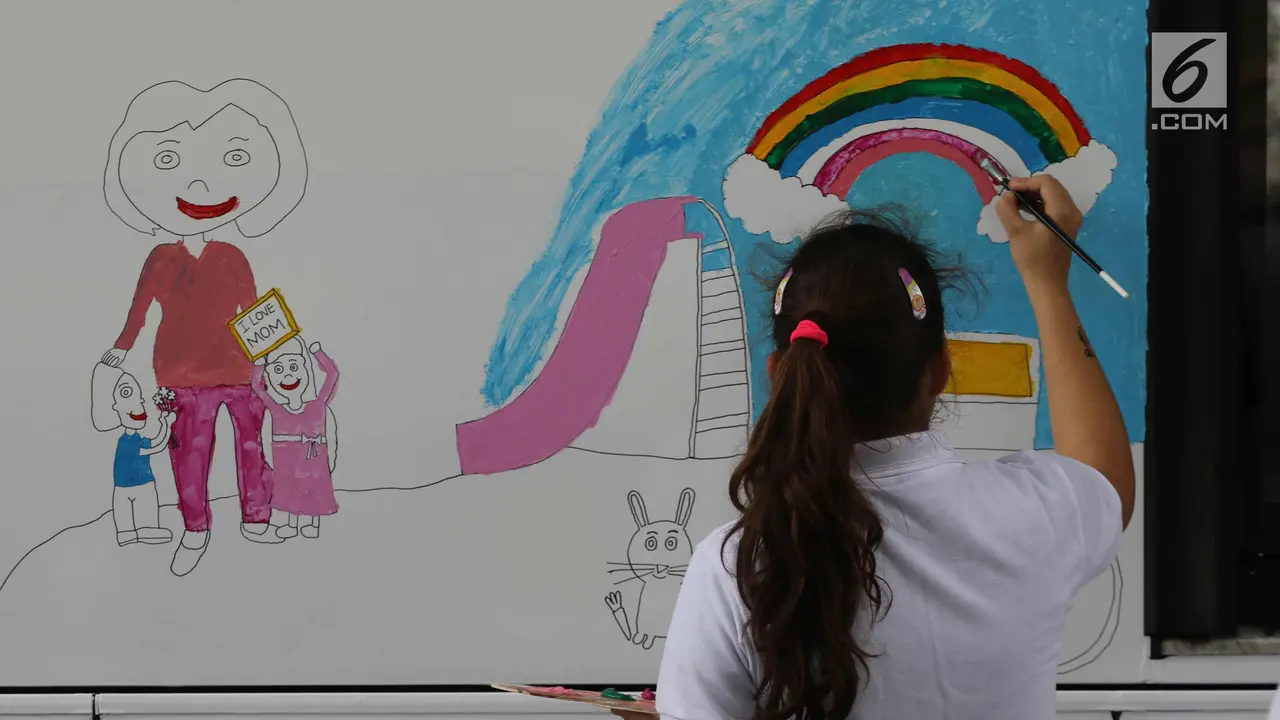Sambut Hari Kartini, Anak-Anak Berkebutuhan Khusus Lukis Bus Transjakarta