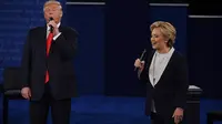 Dua capres AS, Donald Trump dan HIllary Clinton berhadapan dalam Debat Capres AS 2016 putaran kedua di Washington University, St Louis, Missouri, Minggu (9/10). (Robyn Beck / AFP)