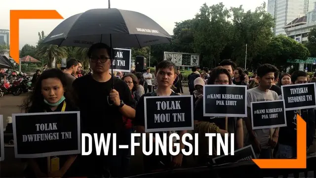 Puluhan orang dari Koalisi Masyarakat Sipil dan Aksi Kamisan, berunjuk rasa di depan Istana Negara, Jakarta. Mereka menolak rencana TNI menempatkan perwira aktif di jabatan-jabatan sipil di pemerintahan. Itu bagian dari restrukturisasi dan reorganisa...