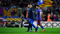 Sergio Aguero ditarik keluar saat Barcelona melawan Deportivo Alaves pada lanjutan La Liga di Camp Nou, Minggu (31/10/2021). (AFP/Pau Barrena)