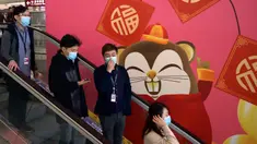 Orang-orang memakai masker saat menaiki eskalator di Bandara Internasional Hong Kong di Hong Kong, Selasa (21/1/2020). Masker terjual habis dan pemeriksaan suhu di bandara dan stasiun kereta api menjadi norma baru di China menyusul merebaknya wabah virus corona.  (AP/Ng Han Guan)