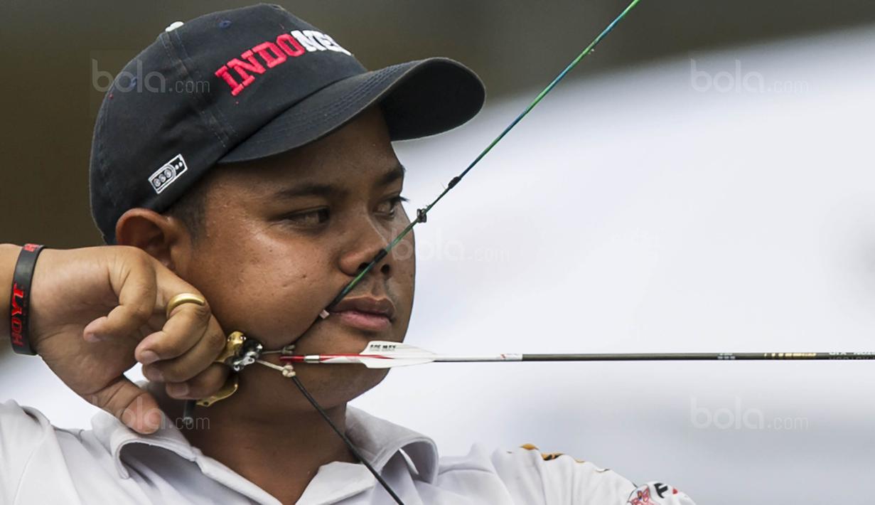 Pepanah Indonesia, Prima Wisnu, konsentrasi saat final SEA Games cabang panahan nomor compound di National Sports Council, Kuala Lumpur, Rabu (16/8/2017). Dirinya meraih emas setelah mengalahkan Malaysia. (Bola.com/Vitalis Yogi Trisna)