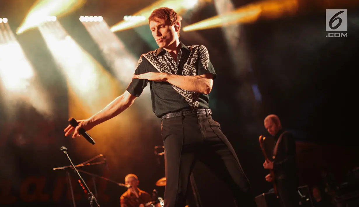 Penampilan band Franz Ferdinand pada konsernya di Tennis Outdoor, Senayan, Jakarta, Jumat (30/11). Grup musik dance punk itu membawakan sejumlah lagu di antaranya 'Lazy Boy' dan 'Take Me Out'. (Liputan6.com/Faizal Fanani)