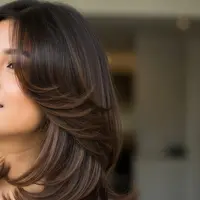 Model Rambut Wanita Panjang Butterfly Cut/AI
