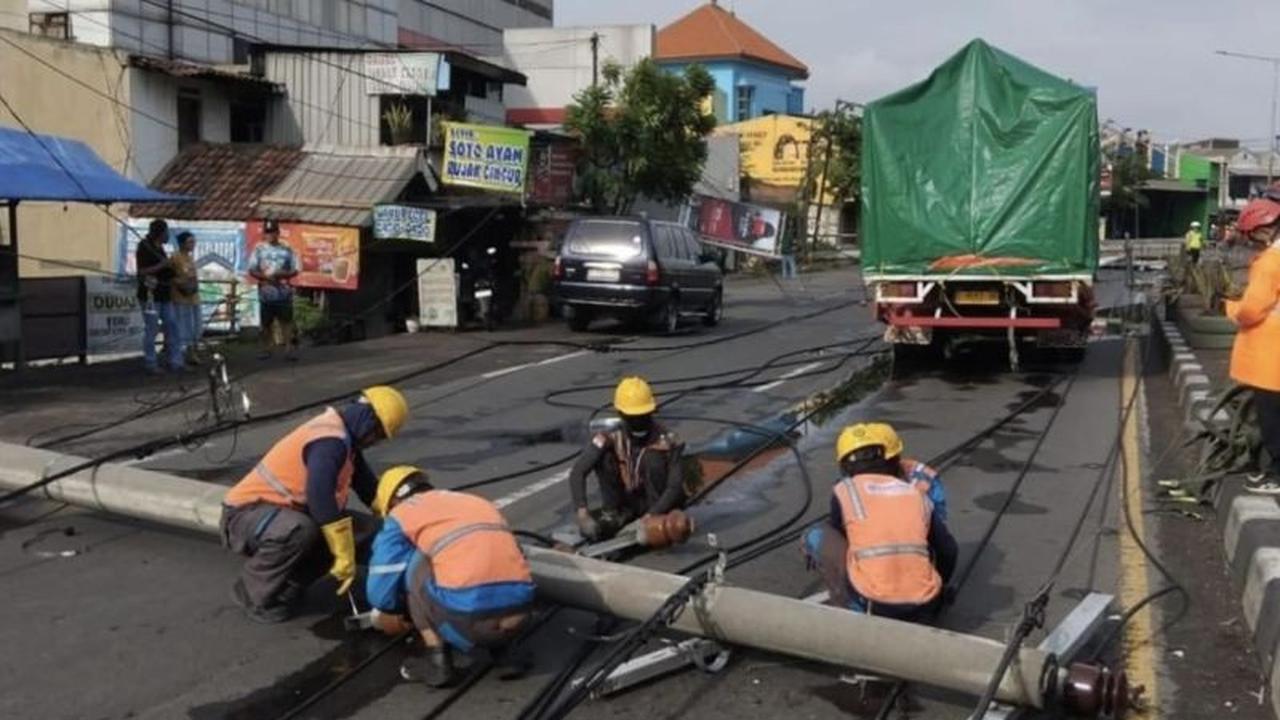PLN Gerak Cepat Atasi Tiang Ambruk, Jalur Surabaya-Sidoarjo Sempat Lumpuh