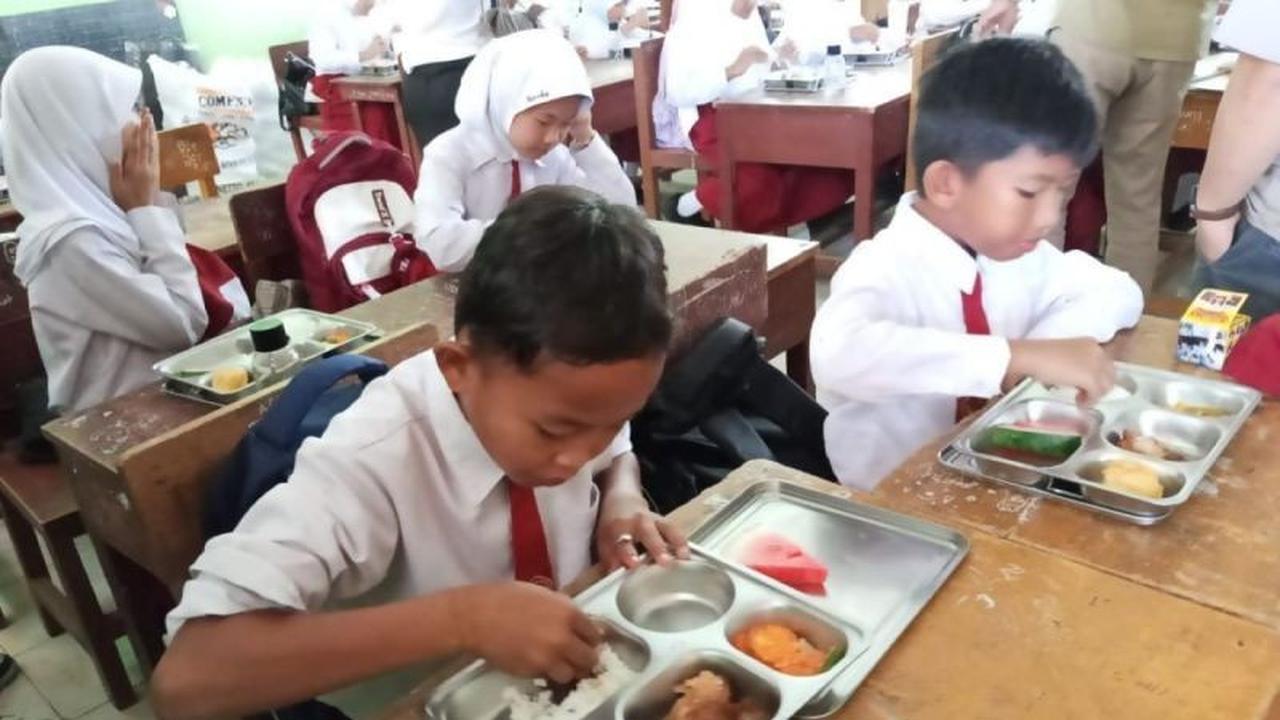DPRD Rejang Lebong Pantau Program Makan Bergizi Gratis: Terungkap, Menu Ayam Goreng dan Semangka Penuhi Gizi Anak Sekolah!