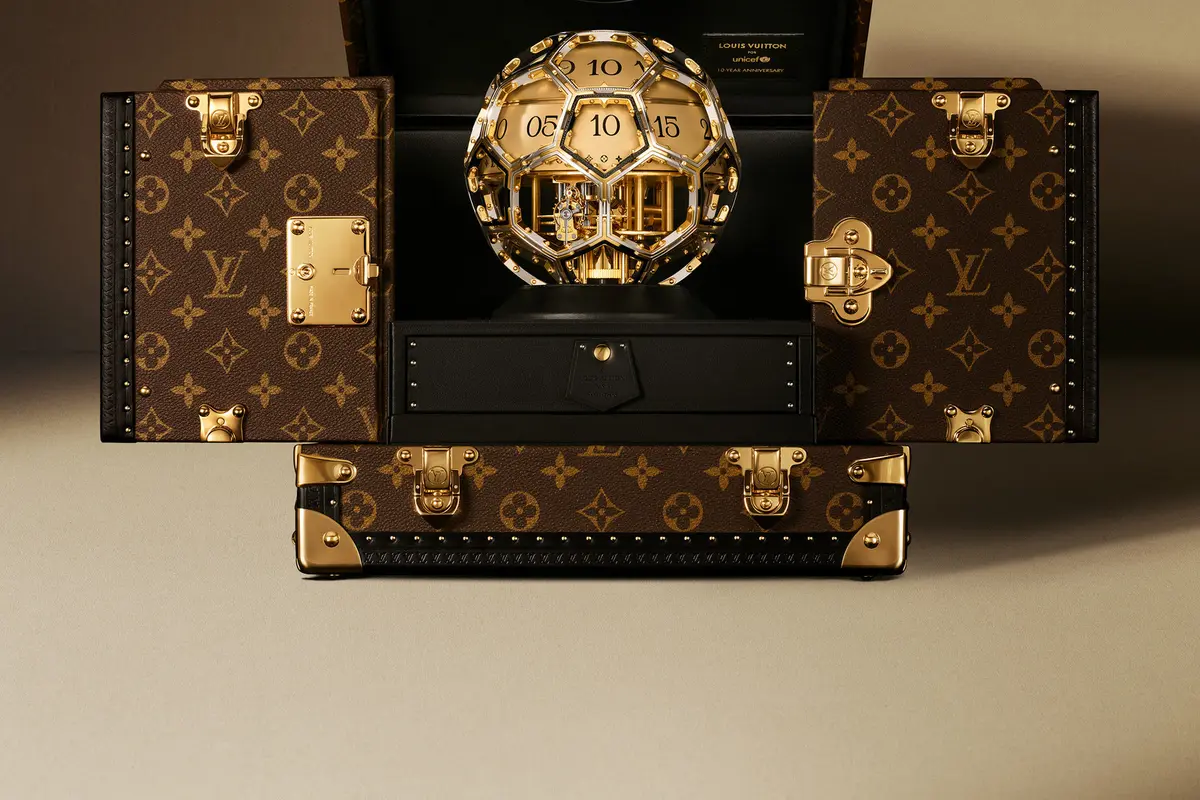 Dihiasi 260 Berlian, Louis Vuitton Rilis Jam Unik Bentuk Bola Emas Satu-satunya di Dunia