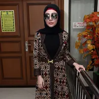 Para pewarta yang telah menunggu, langsung menanyakan doa yang sedang dipanjatkan oleh perempuan kelahiran Medan tersebut. (Deki Prayoga/Bintang.com)