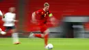 Kapten Belgia, Kevin De Bruyne, menggiring bola saat melawan Inggris pada laga UEFA Nations League di Stadion Wembley, Minggu (11/10/2020). Inggris menang dengan skor 2-1. (AP/Ian Walton, Pool)