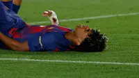 Lamine Yamal mengalami cedera dalam laga Barcelona vs Celta Vigo di Liga Spanyol 2025/2026, Kamis (23/4/2026). (AP Photo/Joan Monfort)