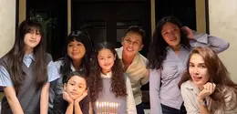 Ussy dan Andhika suasana perayaan ulang tahun Sheva digelar sederhana dan hangat bersama keluarga. Ussy Sulistiawaty dan Andhika Pratama bersama lima anak tampil kompak dengan busana yang dikenakan. [@ussypratama]