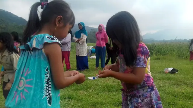 Trauma healing untuk pengungsi anak-anak dalam gempa Kalibening, Banjarnegara. (Foto: Liputan6.com/BPBD BNA/Muhamad Ridlo)