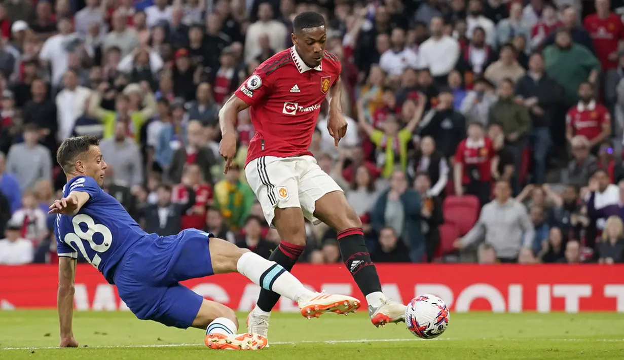 <p>Kemenangan Manchester United dilesakkan Casemiro, Anthony Martial, Bruno Fernandes, Marcus Rashford. Chelsea berhasil memperkecil ketertinggalan melalui gol yang disarangkan Joao Felix. (AP Photo/Dave Thompson)</p>