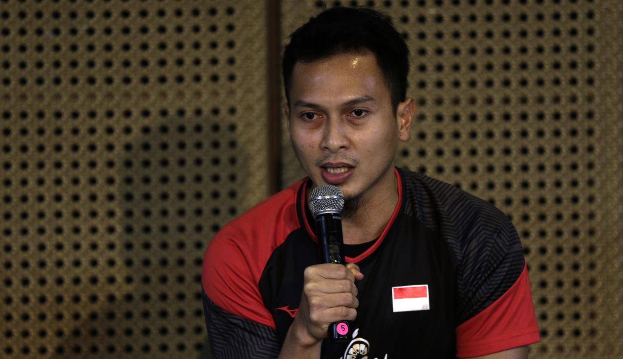 Atlet bulutangkis Indonesia, Mohammad Ahsan, saat menjawab pertanyaan wartawan saat konferensi pers pemberian apresiasi dari Drarum Foundation di Galeri Indonesia Kaya, Jakarta, Rabu (4/9). Djarum Foundation beri bonus Rp 550 juta untuk Ahsan. (Bola.com/Yoppy Renato)