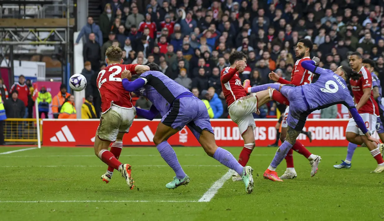 Pemain Liverpool, Darwin Nunez, mencetak gol ke gawang Nottingham Forest pada laga pekan ke-27 Premier League 2023/2024 di City Ground, Sabtu (2/3/2024). (AP Photo/Rui Vieira)