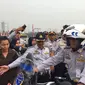 Gubernur DKI Jakarta Anies Baswedan menjajal motor milik Dinas Perhubungan (Liputan6.com/ Delvira Chaerani Hutabarat)