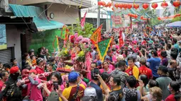 Warga keturunan Tionghoa mengarak joli atau tandu dalam Festival Cap Go Meh 2023 di kawasan Glodok, Jakarta, Minggu (5/2/2023). Sebanyak 23 joli atau tandu diarak keliling sebagai penutup rangkaian perayaan Tahun Baru Imlek yang dilaksanakan pada tanggal ke-15 bulan pertama penanggalan Tionghoa. (Liputan6.com/Faizal Fanani)